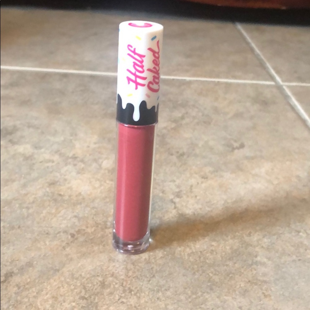 Half caked lip fondant in low key